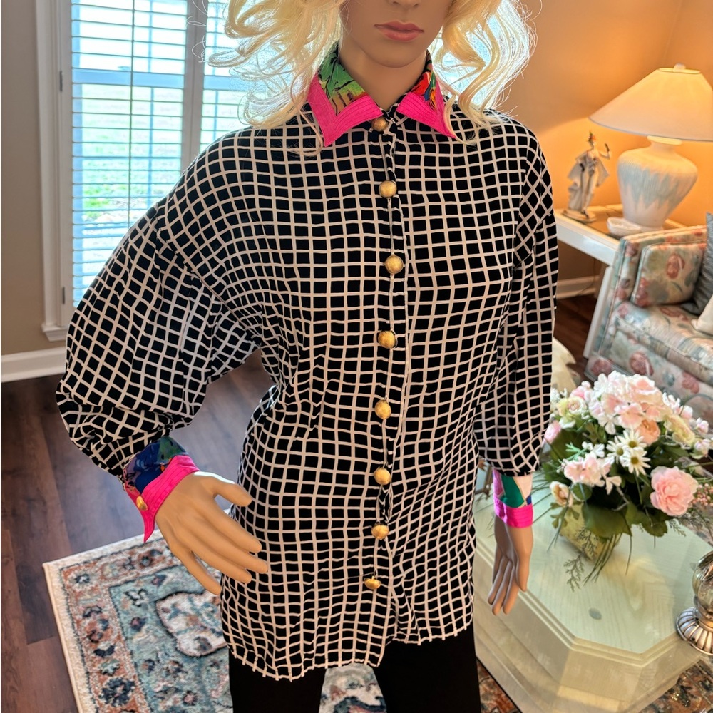 VINTAGE, STUNNING & COLORFUL TOP IN PRISTINE CONDITION.